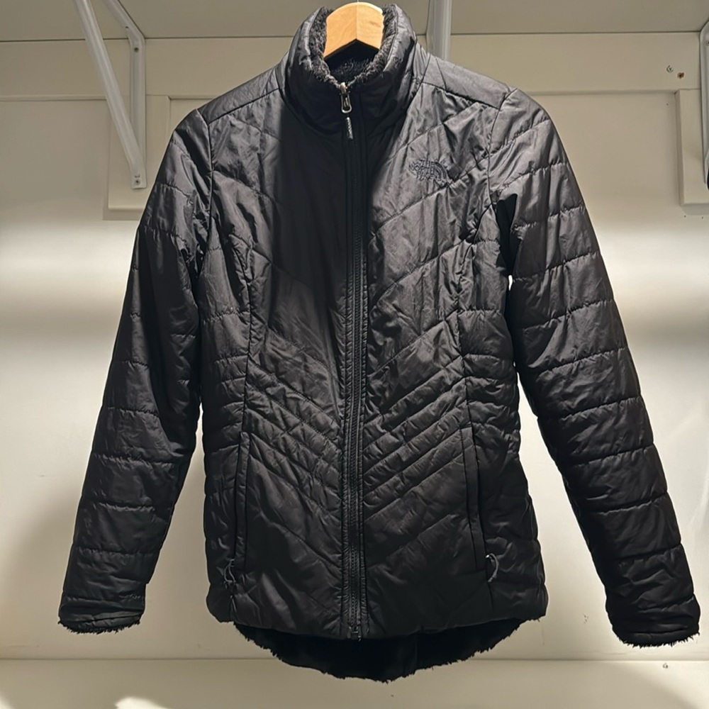 The North Face Women's Mossbud Insulated Reversible Puffer / Sherpa Jacket Black